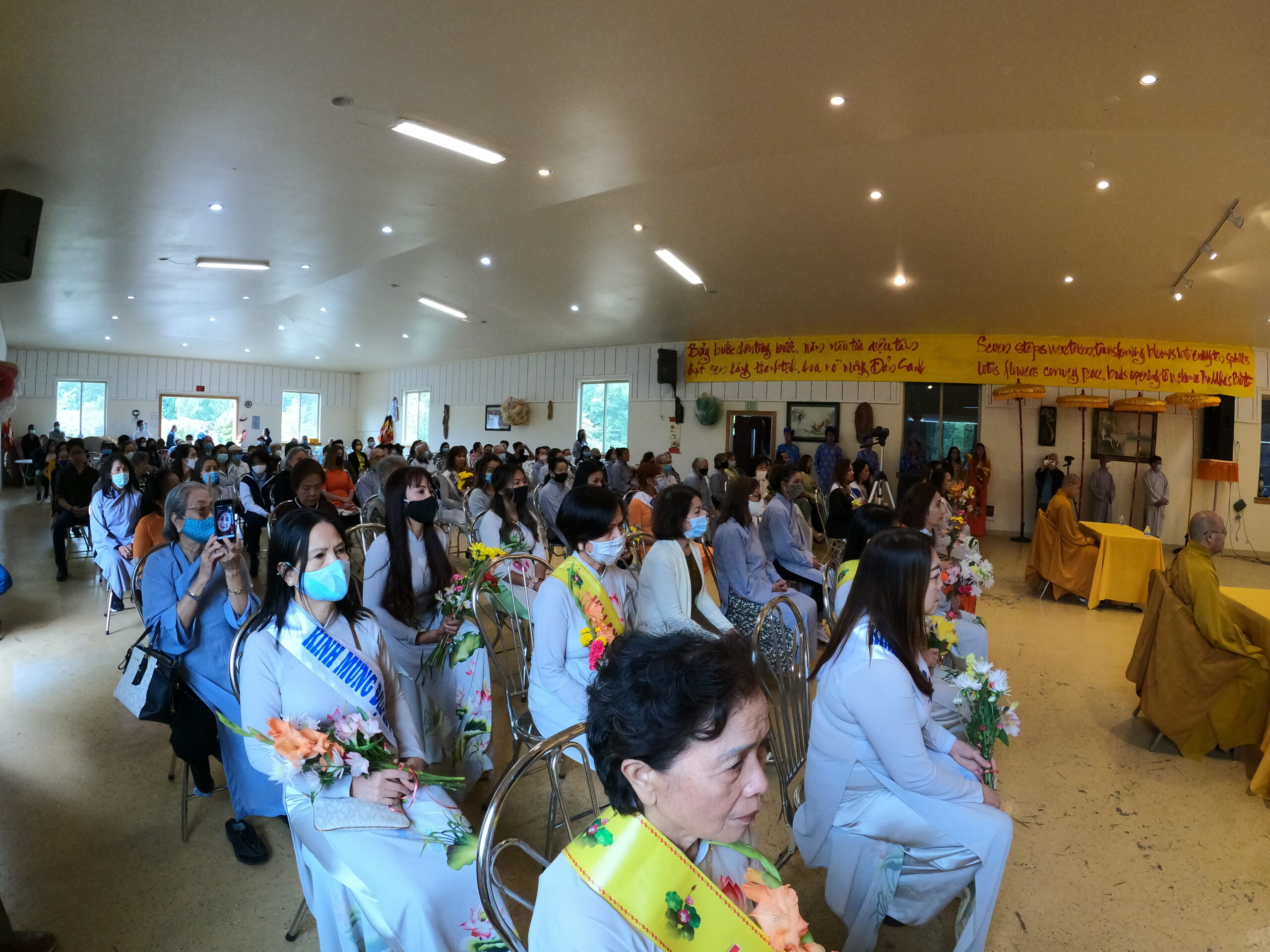 Đông đảo quý Phật tử, Đạo hữu, quý Đồng hương tham dự
