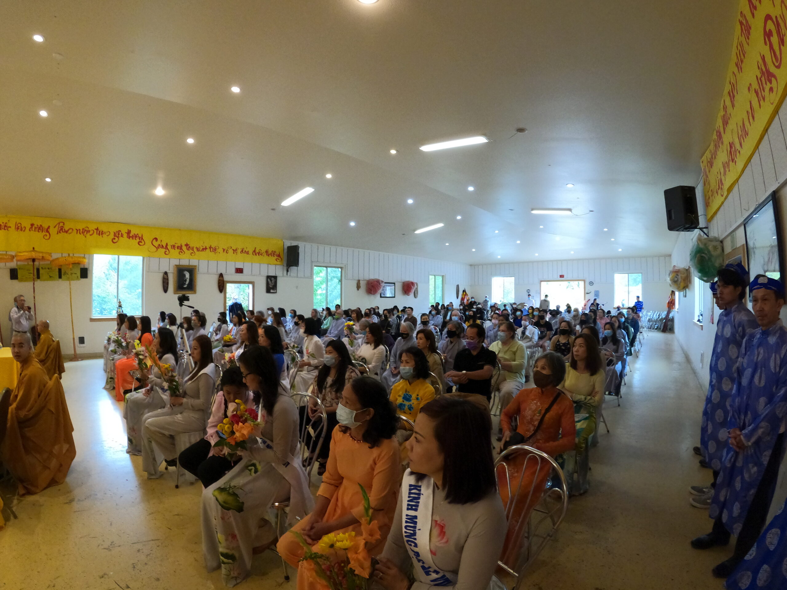 Đông đảo quý Phật tử, Đạo hữu, quý Đồng hương tham dự