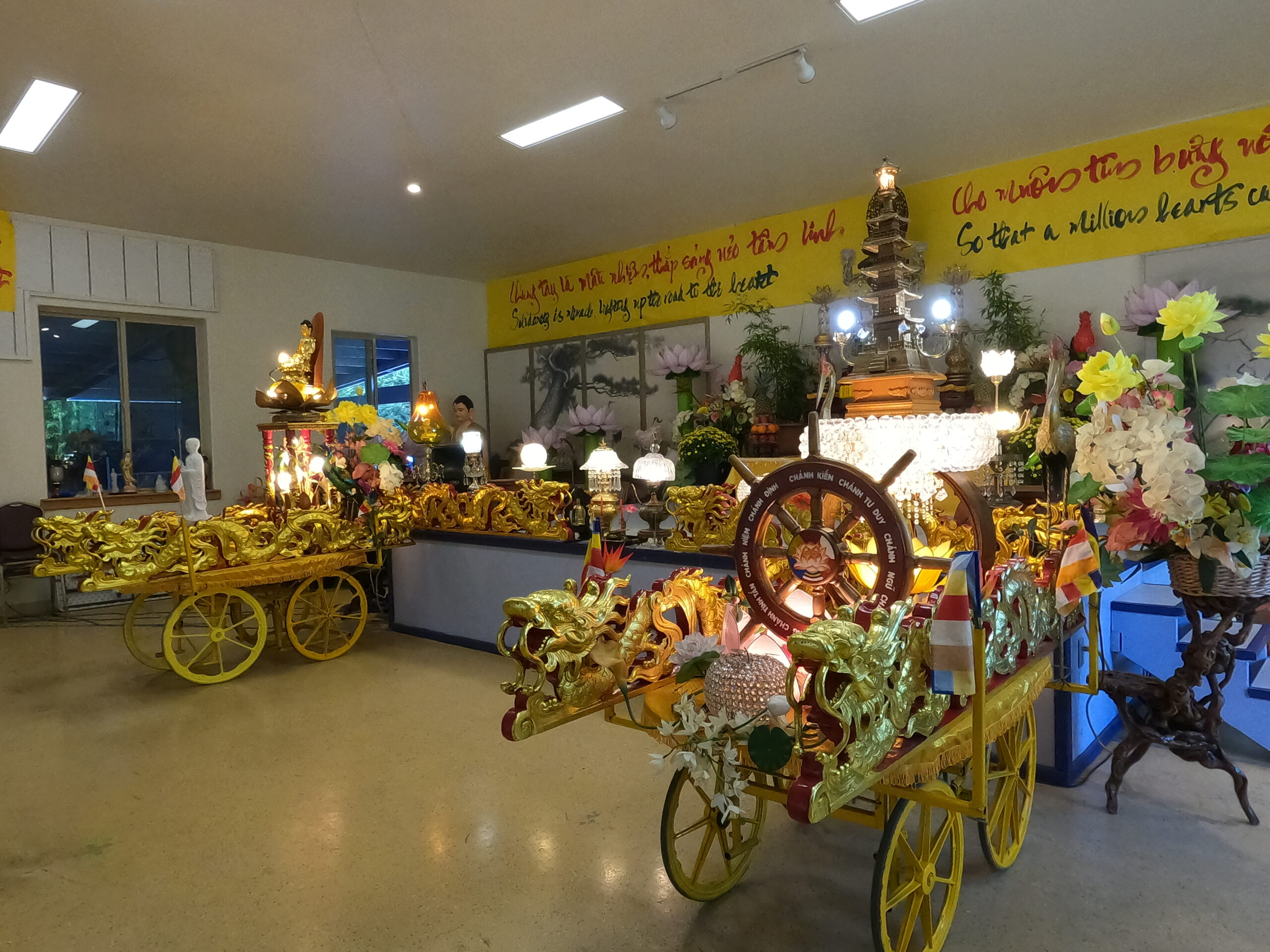 Hai xe hoa rước Phật, Bánh xe Chánh Pháp và Đức Mục Kiền Liên