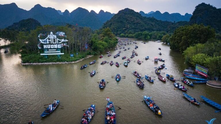 TRẨY HỘI CHÙA HƯƠNG - Thơ: Tuệ Minh - Thích Phước Toàn - Nhạc: Huỳnh Thúc Ngân - Ca sĩ: Diệu Đan