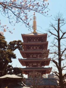 Sensoji (浅草寺, Sensōji,) còn gọi là Chùa Quán Âm tại Asakusa, được mênh danh là sắc màu rực rỡ của thành phố Tokyo và là ngôi chùa khá nổi tiếng trong các ngôi chùa