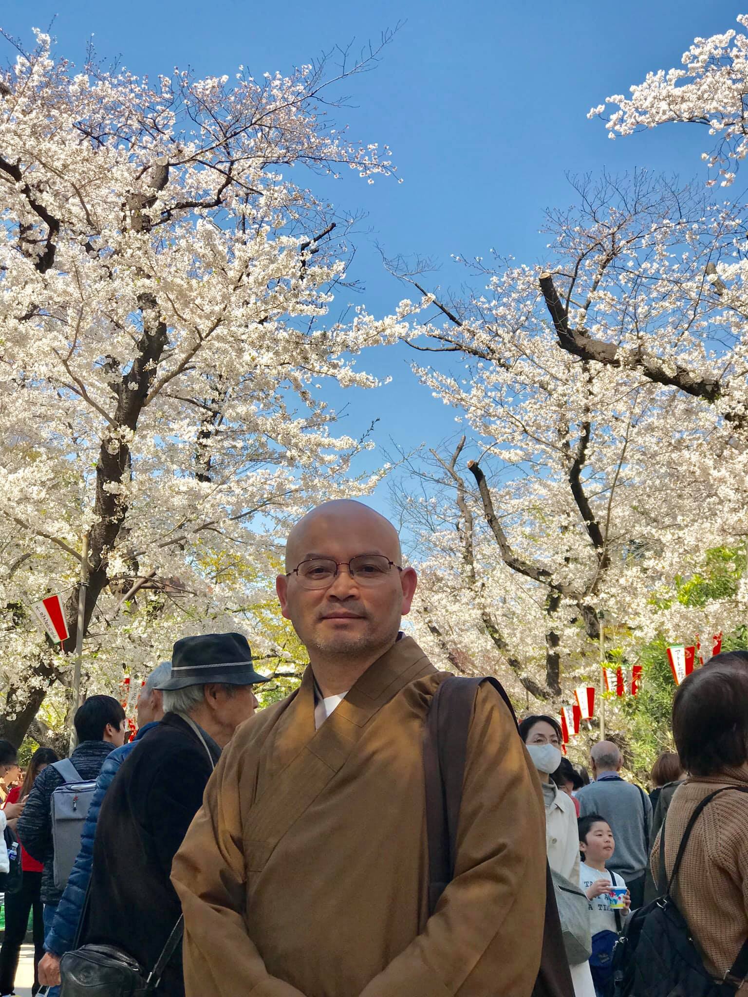 TT. Thích Phước Toàn viếng thăm Sensoji (浅草寺, Sensōji,) còn gọi là Chùa Quán Âm tại Asakusa,