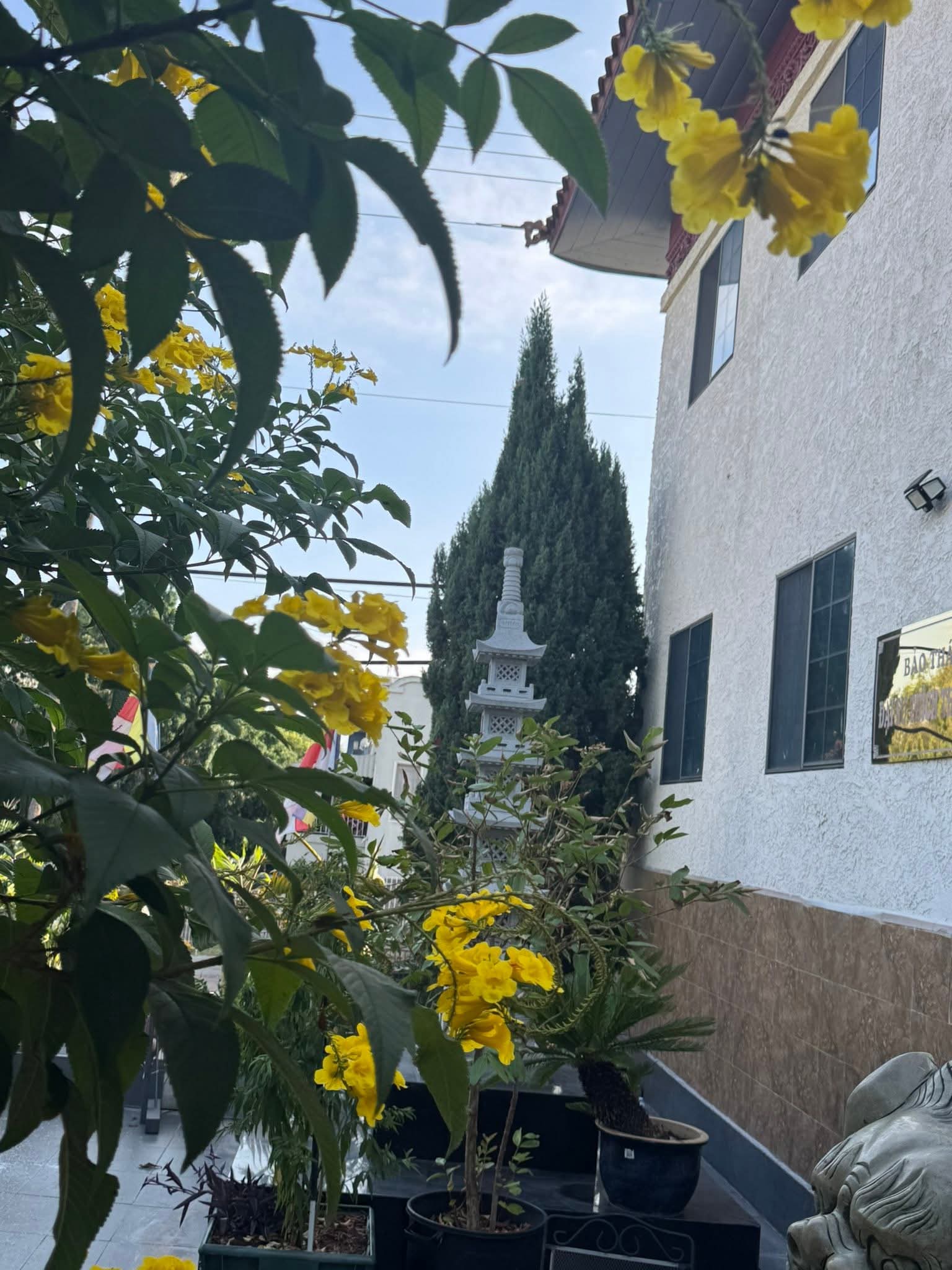 Tháp Tưởng Niệm Cố HT. THÍCH MÃN GIÁC trước sân Chùa Việt Nam - Los Angeles 