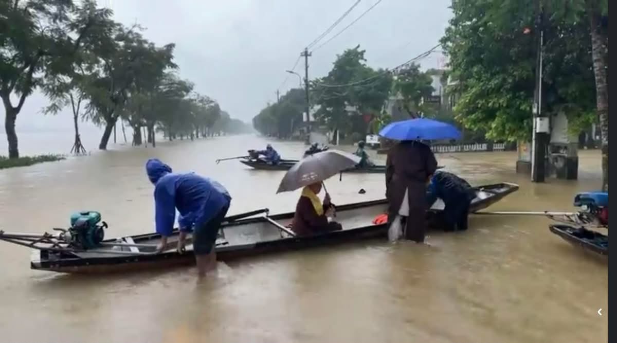 Hình ảnh Ôn Thái Hoà (HT Trú Trì Chùa Phước Duyên, Huế) trên đường hoằng pháp trở về bằng chiếc đò.